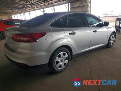Trzecie zdjęcie samochodu z tyłu: 2018 FORD FOCUS S VIN:1FADP3E26JL278934 - miniatura