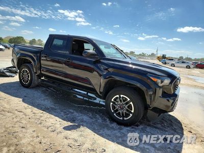 Czwarte zdjęcie samochodu z boku: 2025 TOYOTA TACOMA TRD SPORT VIN:3TMKB5FN1SM035617 - miniatura