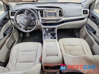 Zdjęcie 8 z 13 samochodu: 2018 TOYOTA HIGHLANDER LE VIN:5TDZARFH3JS034471 - miniatura