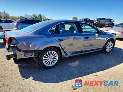 Trzecie zdjęcie samochodu z tyłu: 2016 VOLKSWAGEN PASSAT SE VIN:1VWBT7A37GC069856 - miniatura