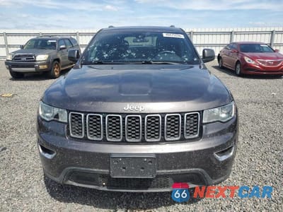 Piąte zdjęcie samochodu w środku: 2018 JEEP GRAND CHEROKEE LAREDO VIN:1C4RJEAG5JC430667 - miniatura