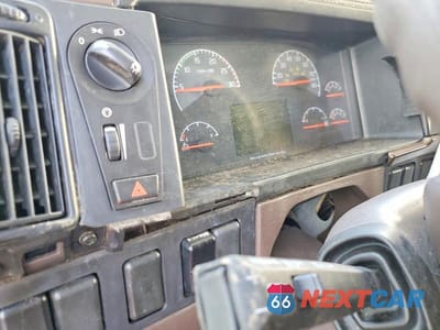 Zdjęcie 8 z 10 samochodu: 2016 VOLVO VNL SEMI TRUCK VIN:4V4NC9EH8GN944274 - miniatura