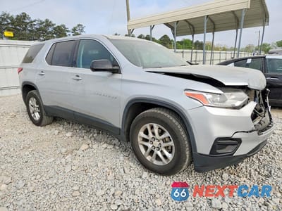 Czwarte zdjęcie samochodu z boku: 2019 CHEVROLET TRAVERSE LS VIN:1GNERFKW0KJ248740 - miniatura