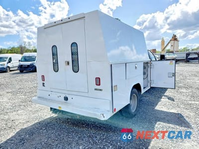 Trzecie zdjęcie samochodu z tyłu: 2024 CHEVROLET SILVERADO HD UTILITY / SERVICE TRUCK VIN:1GB4WREY3RF335173 - miniatura