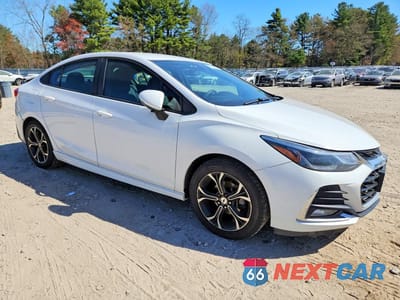 Czwarte zdjęcie samochodu z boku: 2019 CHEVROLET CRUZE LT VIN:1G1BE5SM5K7109449 - miniatura
