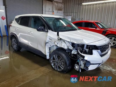 Czwarte zdjęcie samochodu z boku: 2023 KIA SELTOS LX VIN:KNDEPCAA8P7451429 - miniatura