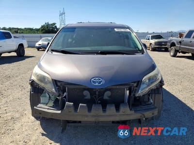 Piąte zdjęcie samochodu w środku: 2017 TOYOTA SIENNA SE 8-PASSENGER VIN:5TDXZ3DC6HS802491 - miniatura