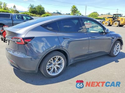 Trzecie zdjęcie samochodu z tyłu: 2023 TESLA MODEL Y VIN:7SAYGDEEXPA194719 - miniatura