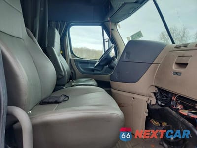 Piąte zdjęcie samochodu w środku: 2015 FREIGHTLINER CASCADIA 125 SEMI TRUCK VIN:1FUJGLD67FLGJ1338 - miniatura