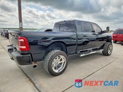 Trzecie zdjęcie samochodu z tyłu: 2023 RAM 2500 LARAMIE VIN:3C6UR5NL7PG617383 - miniatura