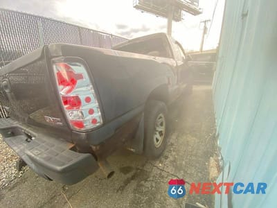 Czwarte zdjęcie samochodu z boku: 2001 GMC SIERRA K1500 C3 VIN:2GTEK69U811379232 - miniatura