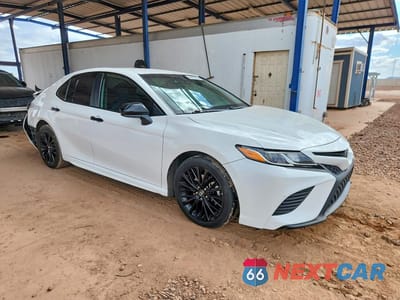 Czwarte zdjęcie samochodu z boku: 2020 TOYOTA CAMRY SE NIGHTSHADE VIN:4T1G11AK0LU329548 - miniatura
