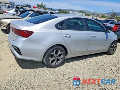 Trzecie zdjęcie samochodu z tyłu: 2021 KIA FORTE LXS VIN:3KPF24AD5ME311434 - miniatura