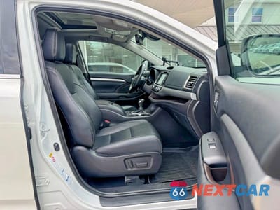 Piąte zdjęcie samochodu w środku: 2018 TOYOTA HIGHLANDER XLE VIN:5TDJZRFH7JS537362 - miniatura