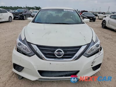 Piąte zdjęcie samochodu w środku: 2017 NISSAN ALTIMA 2.5 S VIN:1N4AL3AP4HN354293 - miniatura