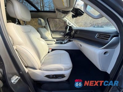 Piąte zdjęcie samochodu w środku: 2022 JEEP WAGONEER SERIES II VIN:1C4SJVBT4NS129042 - miniatura