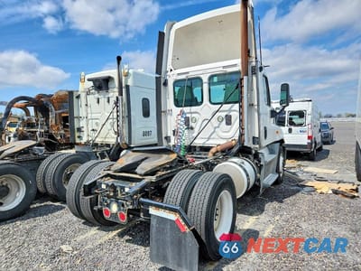 Czwarte zdjęcie samochodu z boku: 2016 FREIGHTLINER CASCADIA 125 SEMI TRUCK VIN:1FUBGEDV9GLHC5653 - miniatura