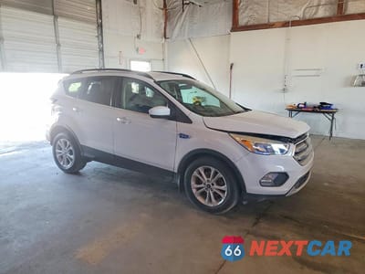 Czwarte zdjęcie samochodu z boku: 2018 FORD ESCAPE SE VIN:1FMCU0GD4JUA48021 - miniatura