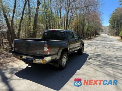 Czwarte zdjęcie samochodu z boku: 2009 TOYOTA TACOMA DOUBLE CAB VIN:3TMLU42N59M033121 - miniatura