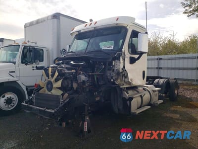 Drugie zdjęcie samochodu z przodu: 2019 FREIGHTLINER CASCADIA 125 SEMI TRUCK VIN:3AKNGEDR2KSKT2136 - miniatura