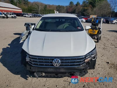 Piąte zdjęcie samochodu w środku: 2017 VOLKSWAGEN PASSAT S VIN:1VWAT7A38HC079728 - miniatura