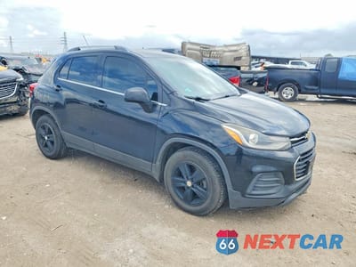 Czwarte zdjęcie samochodu z boku: 2018 CHEVROLET TRAX 1LT VIN:3GNCJLSBXJL271427 - miniatura