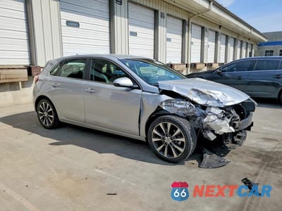 Czwarte zdjęcie samochodu z boku: 2019 HYUNDAI ELANTRA GT BASE VIN:KMHH35LE2KU095019 - miniatura
