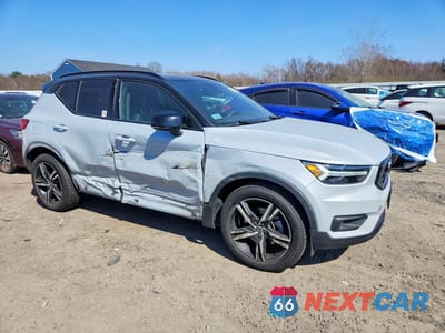 Czwarte zdjęcie samochodu z boku: 2021 VOLVO XC40 T5 R-DESIGN VIN:YV4162UM9M2563034 - miniatura