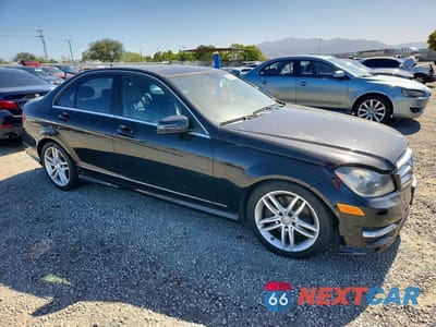 Czwarte zdjęcie samochodu z boku: 2013 MERCEDES-BENZ C 300 4MATIC VIN:WDDGF8AB5DR240860 - miniatura