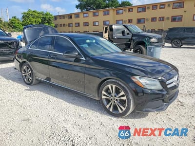 Czwarte zdjęcie samochodu z boku: 2017 MERCEDES-BENZ C 300 VIN:55SWF4JB8HU214696 - miniatura