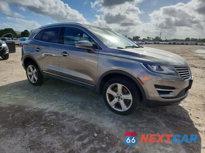 Czwarte zdjęcie samochodu z boku: 2017 LINCOLN MKC PREMIERE VIN:5LMCJ1D93HUL68372 - miniatura