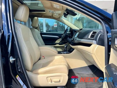 Piąte zdjęcie samochodu w środku: 2017 TOYOTA HIGHLANDER XLE VIN:5TDJZRFH4HS444650 - miniatura