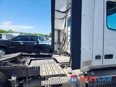 Zdjęcie 9 z 10 samochodu: 2017 VOLVO VNL SEMI TRUCK VIN:4V4N39TG9HN988134 - miniatura