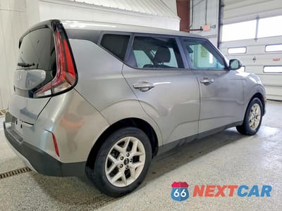 Trzecie zdjęcie samochodu z tyłu: 2023 KIA SOUL LX VIN:KNDJ23AU0P7869510 - miniatura