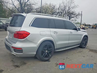 Trzecie zdjęcie samochodu z tyłu: 2016 MERCEDES-BENZ GL 550 4MATIC VIN:4JGDF7DE8GA648667 - miniatura