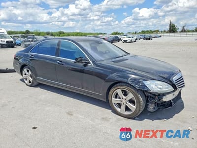 Czwarte zdjęcie samochodu z boku: 2013 MERCEDES-BENZ S 550 VIN:WDDNG7DB8DA510074 - miniatura