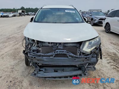 Piąte zdjęcie samochodu w środku: 2017 NISSAN ROGUE SV VIN:JN8AT2MTXHW147595 - miniatura