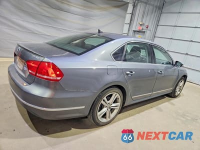 Trzecie zdjęcie samochodu z tyłu: 2012 VOLKSWAGEN PASSAT SEL VIN:1VWCN7A33CC047815 - miniatura
