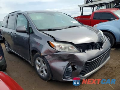 Czwarte zdjęcie samochodu z boku: 2018 TOYOTA SIENNA LE VIN:5TDKZ3DC6JS905376 - miniatura