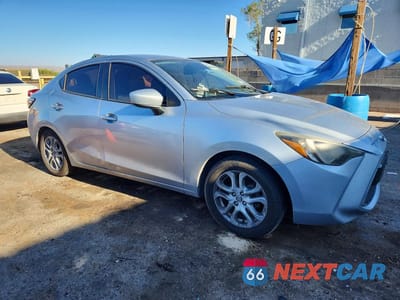 Czwarte zdjęcie samochodu z boku: 2018 TOYOTA YARIS IA BASE VIN:3MYDLBYV6JY321747 - miniatura