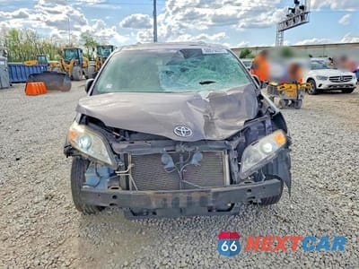 Piąte zdjęcie samochodu w środku: 2013 TOYOTA SIENNA XLE 8-PASSENGER VIN:5TDYK3DC5DS351766 - miniatura