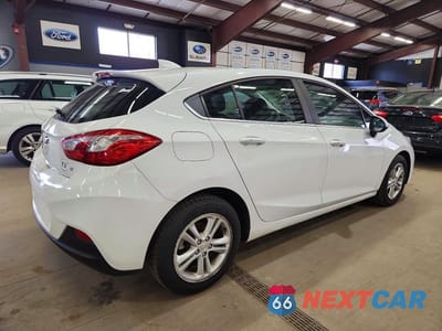 Trzecie zdjęcie samochodu z tyłu: 2018 CHEVROLET CRUZE LT VIN:3G1BE6SM1JS609484 - miniatura