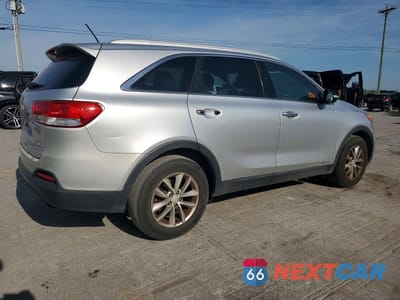 Trzecie zdjęcie samochodu z tyłu: 2018 KIA SORENTO LX V6 VIN:5XYPGDA56JG413872 - miniatura