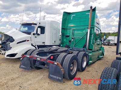Czwarte zdjęcie samochodu z boku: 2018 VOLVO VNL SEMI TRUCK VIN:4V4NC9EH0JN893425 - miniatura