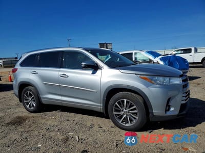 Czwarte zdjęcie samochodu z boku: 2018 TOYOTA HIGHLANDER XLE VIN:5TDJZRFH0JS492846 - miniatura