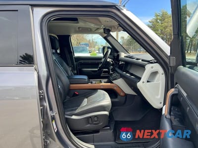 Piąte zdjęcie samochodu w środku: 2020 LAND ROVER DEFENDER 110 HSE VIN:SALE97EU9L2016067 - miniatura