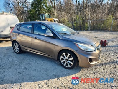 Czwarte zdjęcie samochodu z boku: 2013 HYUNDAI ACCENT SE VIN:KMHCU5AE7DU061154 - miniatura