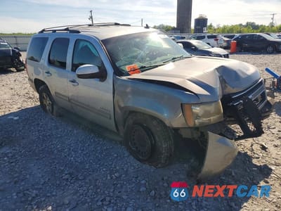Czwarte zdjęcie samochodu z boku: 2013 CHEVROLET TAHOE C1500 LT VIN:1GNSCBE05DR299319 - miniatura