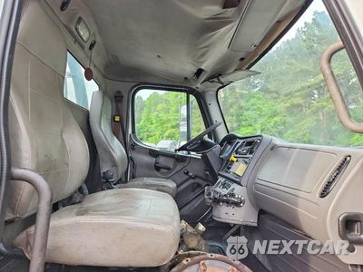 Piąte zdjęcie samochodu w środku: 2016 FREIGHTLINER BUSINESS CLASS M2 TANK TRUCK VIN:1FVHCYCYXGHHK2878 - miniatura