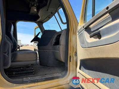 Piąte zdjęcie samochodu w środku: 2017 FREIGHTLINER CASCADIA TRUCKS SEMI TRUCK VIN:3AKJGLDR7HSHV1147 - miniatura